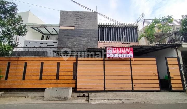 Rumah Disewakan Kemanggisan Dalam Komplek Depan Taman Jalan Lebar