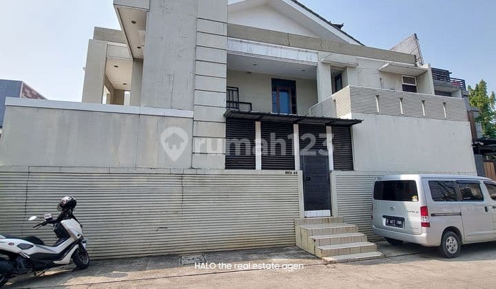 Modern House 2 1/2 Floors Green Garden