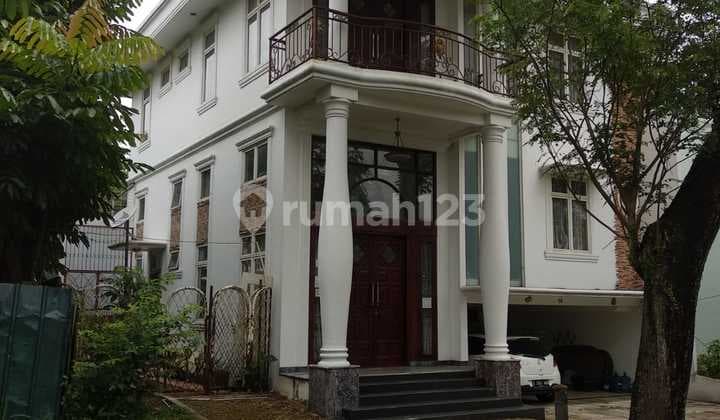 Rumah 3 Lantai Furnished, Rapi Terawat di Lippo Karawaci