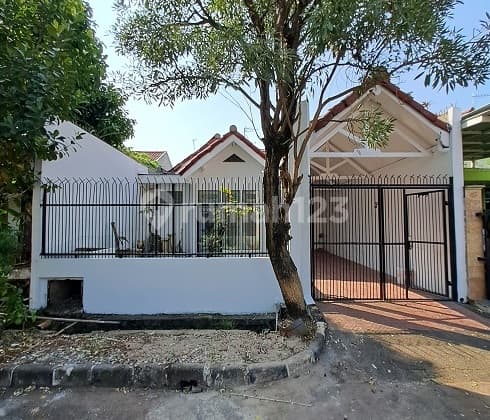 Ready-to-live house, renovated, 1.25 LT, South, in Banjar Wijaya Cluster.