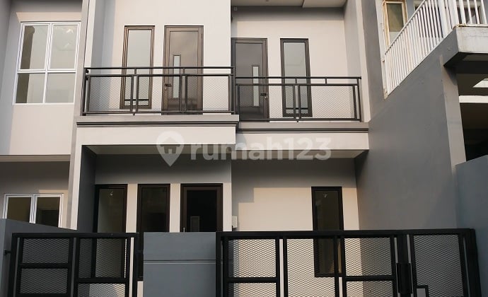 Rumah Baru, Scandinavian, 2 LT, Semi Furnished, di Perum Kencana Loka
