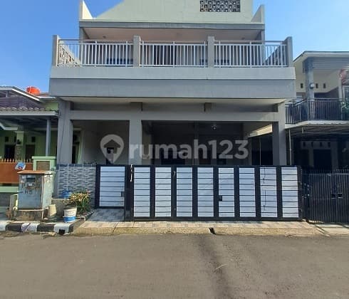 Rumah Siap Huni, Renovasi, 3 Lantai, Selatan, di Cluster Banjar Wijaya