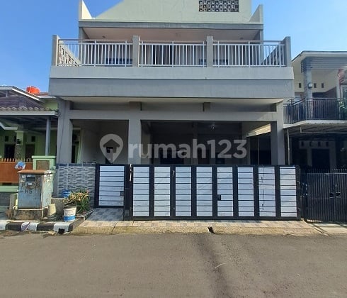 Rumah Siap Huni, Renovasi, 3 Lantai, Selatan, di Cluster Banjar Wijaya