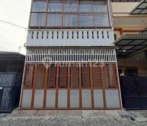 Rumah Bangunan 4Lt dan Kondisi Siap Huni, Selatan,Di Perum Grand Poris