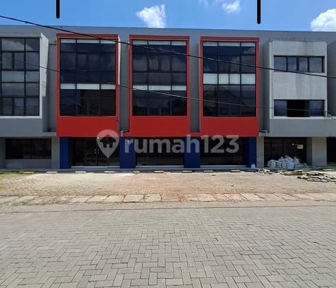 3 attached shophouses for rent, 3.5 floors, south side, on Jl. Industri Jatake