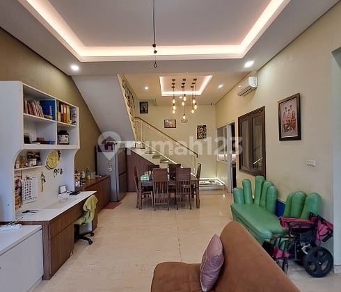 Rumah Siap Huni, Bangunan Mandiri, 3 Lantai, di Cluster Banjar Wijaya