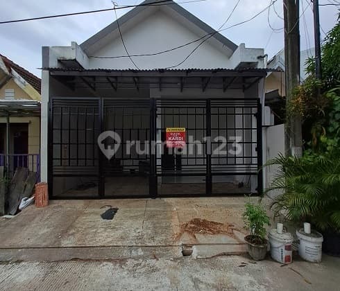 Rumah Siap Huni, Renovasi, 1 LT, Timur Laut, di Perum Medang Lestari