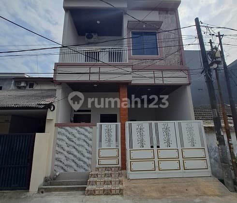 Rumah Baru, Minimalis Modern, 2 Lantai, Selatan, di Perum Poris Indah