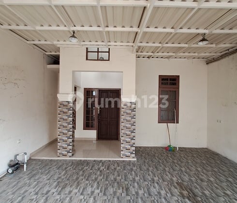 Rumah siap huni, Renovasi, 1 lantai, Utara, di Cluster Banjar Wijaya