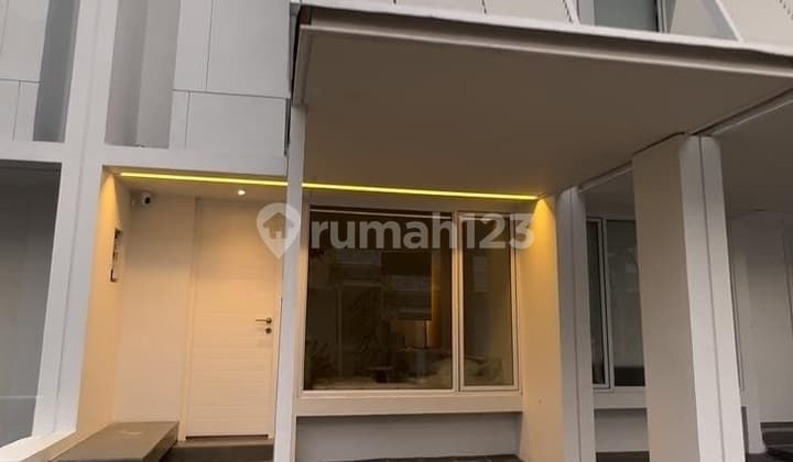 Rumah siap huni, Renovasi, 2 LT, Utara, di Cluster Inspirahaus R BSD