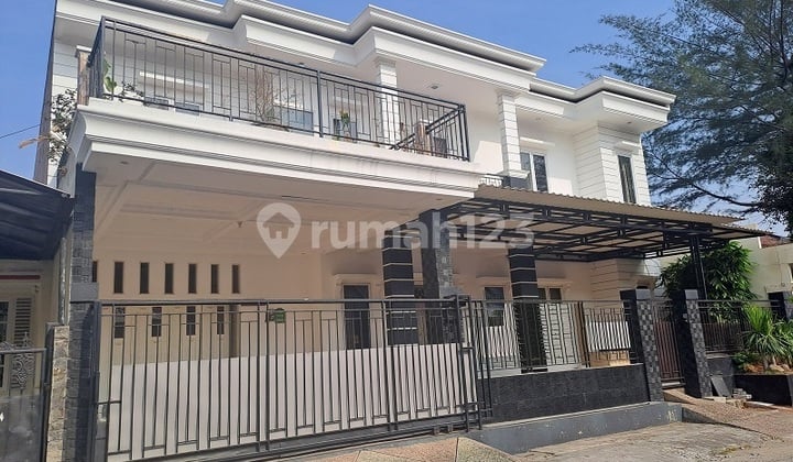 Rumah Siap Huni, Renovasi, 2 Lantai, Timur, di Cluster Banjar Wijaya