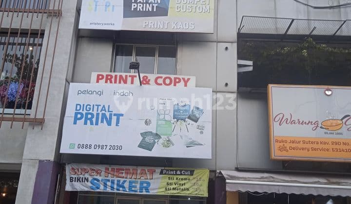 Di Ruko Jalur Sutera Hadap Jalan Raya Dekat Ke Pintu Tol Banyak Bank Disekitarny