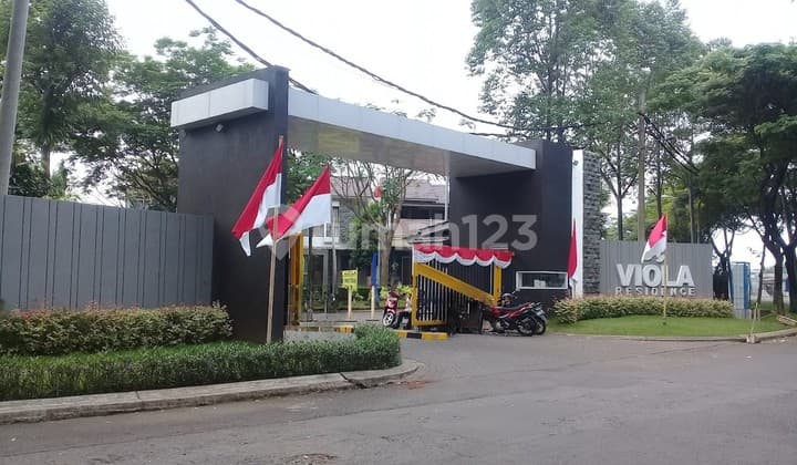 For Sale Ready-to-Live House in Good Condition in Viola Area, Graha Raya