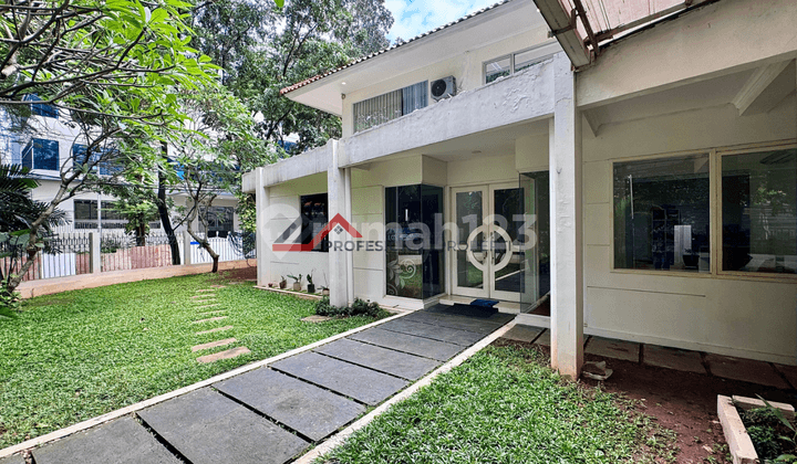 Rumah Siap Huni Halaman Luas Dekat ke Senayan City Area Kebayoran Baru, Jakarta Selatan