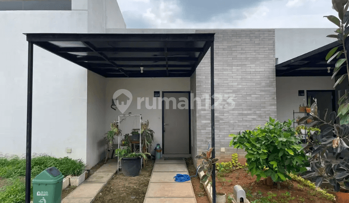 Architect Andra Matin's House with Inner Courtyard in Parung Panjang