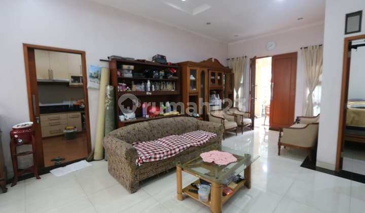 Rumah dengan Kamar Yg Luas dan Strategis di Area Kesehatan Bintaro Jakarta Selatan