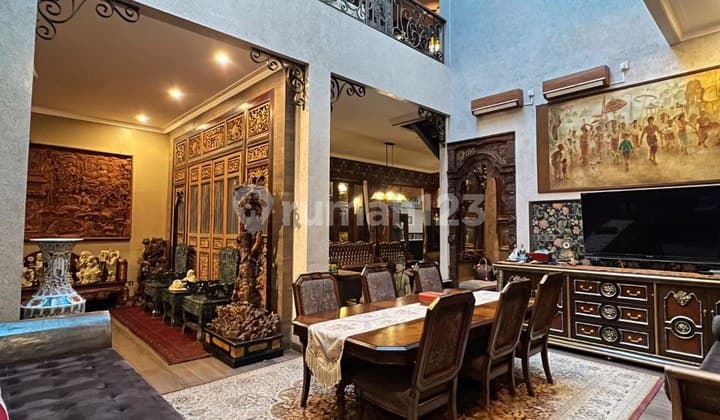 Dijual Rumah Mewah Full Furnished Klasik Elegan dan Sentuhan Artistik Vdi