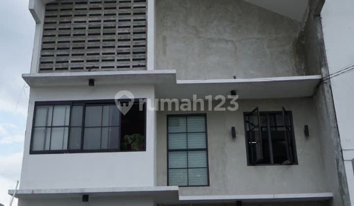Banting Harga Rumah Mewah 3 Lantai di Cileunyi Turun Harga Hampir 400 Juta Fn
