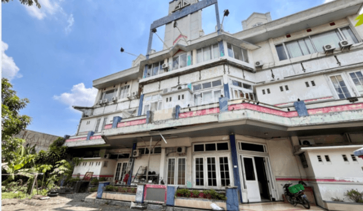 Rumah Kos - Kostan dijual di Dukuh Kupang Surabaya. Kamar mandi dalam semua