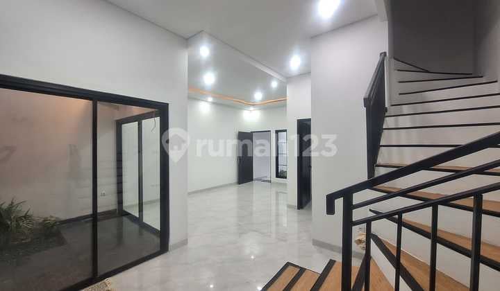 Brand New Premium!! Rumah Cantik Semi Furnished 2 Lantai Siap Huni dan Hunian Nyaman @Graha Raya.