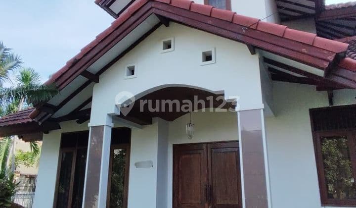 Rumah hoek siap huni 2 lantai depan taman di Melati Mas