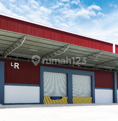 Tangerang Warehouse Loading Dock Wide Road Spacious Parking Front of Toll Road