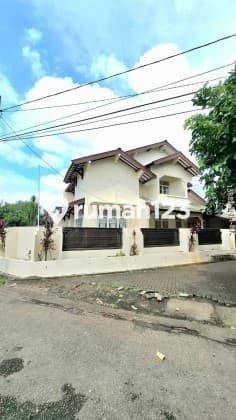 Rumah Hook Selesai Renovasi Depan Taman di Bintaro Jaya Sektor 2