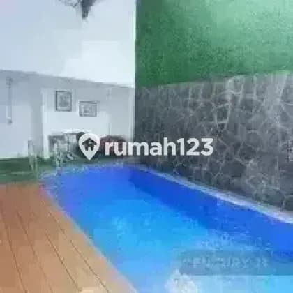 Dijual Rumah Cantik Hommy Dilengkapi Swimming Pool di Sektor 7