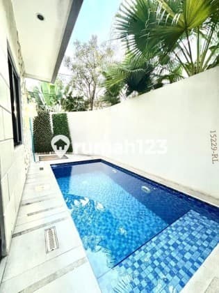 Rumah Hook Ada Kolam Renang Dekat Pasar Sekolah Tksma di Graha