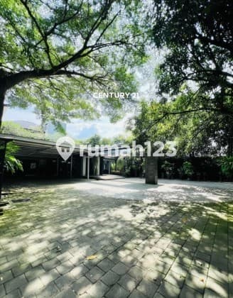 Rumah Asri dengan Tanah Luas di Bintaro Jaya Sektor 5