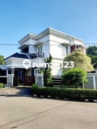 Dijual Rumah Hook Halaman Luas di Depan Samping dan Belakang
