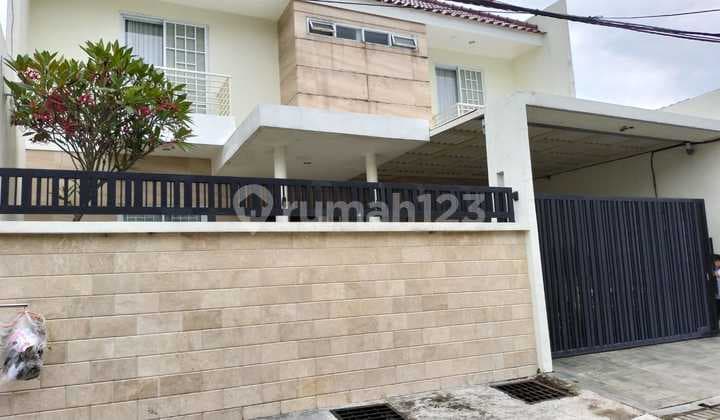 Minimalist Darmo Permai South House