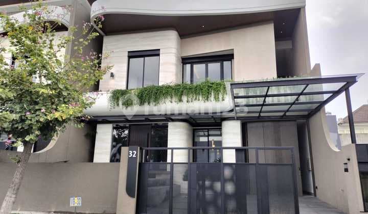 Rumah Graha Famili Dekat Wiyung Pakuwon Indah Citraland