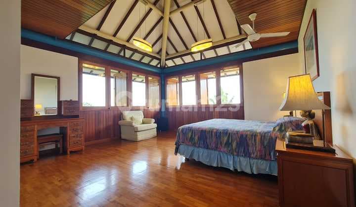 Puncak Villa 3 Lantai Bagus Ex Expat, Furnished SHM di Cilember
