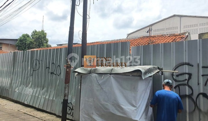 Super Strategis! Tanah 807m² Dekat Kampus Mercu Buana, Cocok Bangun Kost/Usaha!