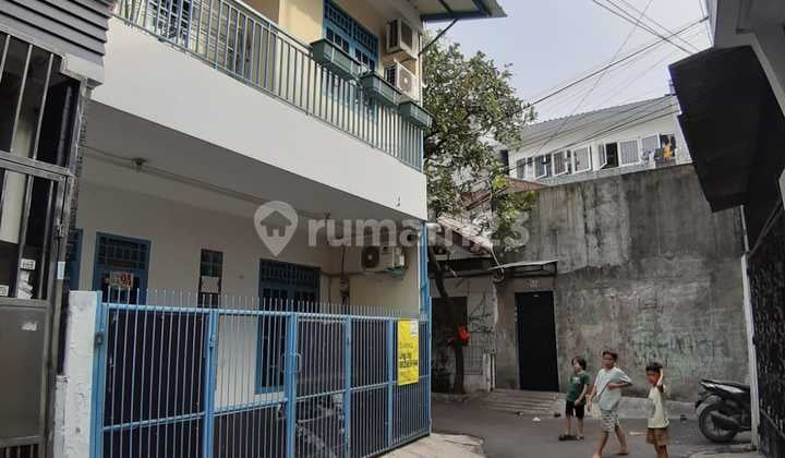 2 Lantai Semi Furnished di Empang Bahagia, Jakarta Barat