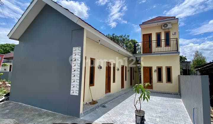 Sell Kost near UAD Campus Semi Exclusive Sewon Bantul Yogyakarta, a very attractive environment for kost investment with many kost options. Close to Jl Imogiri Barat and Jl Imogiri Timur. Specifications: Land area 107 M2, Type 80 M2, 6 bedrooms, 6 bathrooms, motorbike carport.