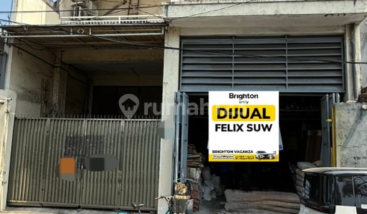 A 2-Story House Suitable for a Boarding House Business and Shop in Semolowaru