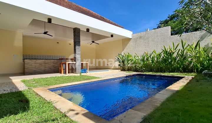 Villa Halaman Luas Dekat Pantai Balangan Jimbaran