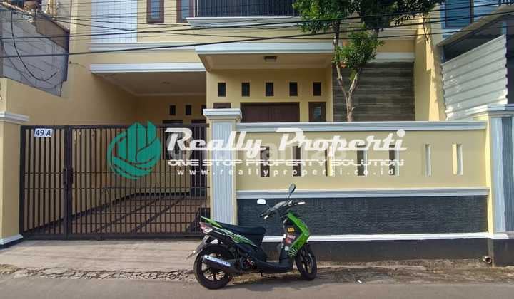 Disewakan Rumah di Jaticempaka Pondok Gede Bekasi, 2 Lantai Pinggir Jalan