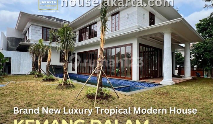 Kemang Dalam Luxury Tropical Modern House. Swimming Pool. Elevator. Spacious Backyard. Fully Furnished.