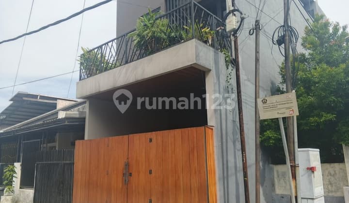 Rumah 2,5 Lantai + Rooftop Wonorejo Rungkut - Konsep Modern & Fungsional