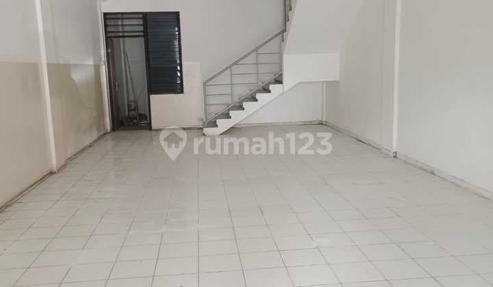 HADAP JALAN RAYA Disewakan Ruko Raya Wiyung Surabaya 3 Lantai Parkir Luas Cocok Utk Klinik Kecantikan, BPR, Leasing, Koperasi Dll