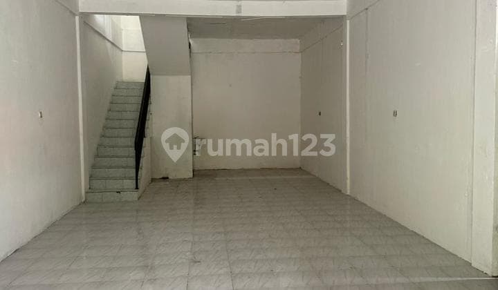 HADAP JALAN RAYA Disewakan Ruko Karah Jambangan Surabaya 2 Lantai Parkir Luas Cocok Utk BPR, Leasing, Klinik Dll