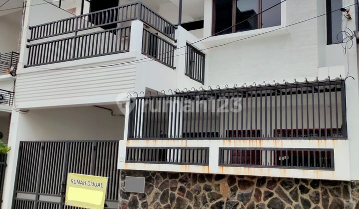 For Sale Cool and Comfortable Minimalist House in Rawamangun