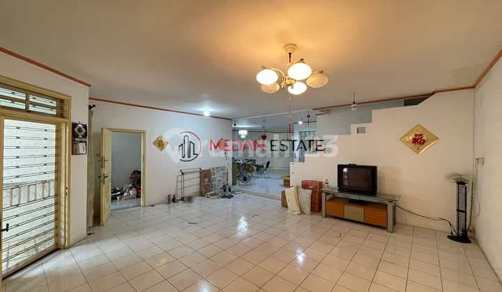 Di Jual Villa di Komplek Taman Polonia 3