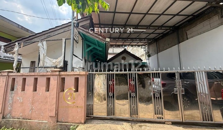For Sale Strategic House Suitable for Business in Jagakarsa, South Jakarta
