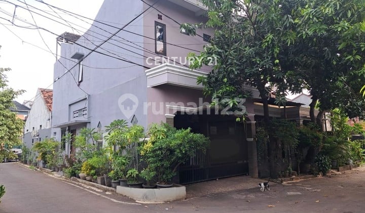For Sale: Strategic Corner Boarding House Near Bintaro