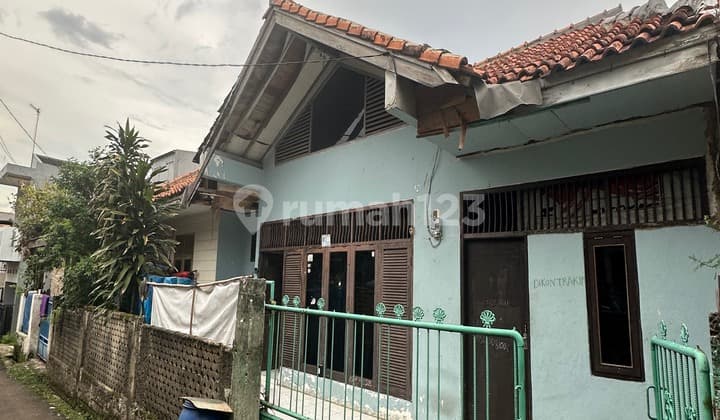 For Sale Old House Land Measurement Near Depok-Antasari Toll Road on Andara Street, Pangkalan Jati.
