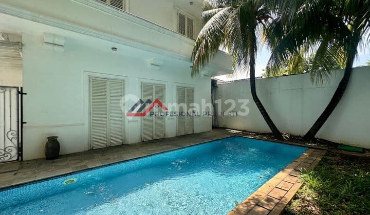 Rumah Siap huni dalam Town House Private Swimming Pool di Kemang Jakarta Selatan